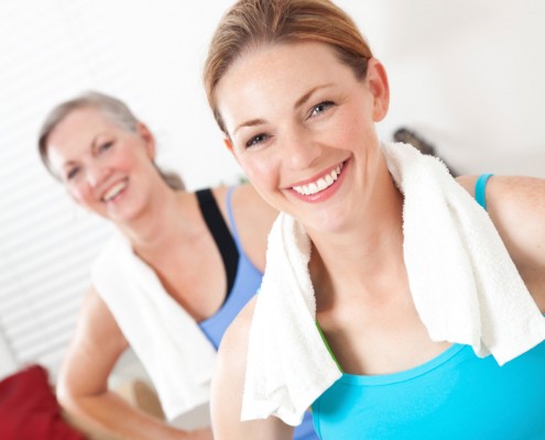 Foto zwei Damen mit Handtuch um die Schultern lächeln in die Kamera im Ladyfit-Studio in Edling