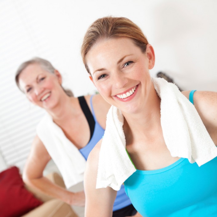 Foto zwei Damen mit Handtuch um die Schultern lächeln in die Kamera im Ladyfit-Studio in Edling